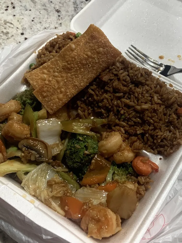 Shrimp Dinner Plate with Veggies and Fried Wonton